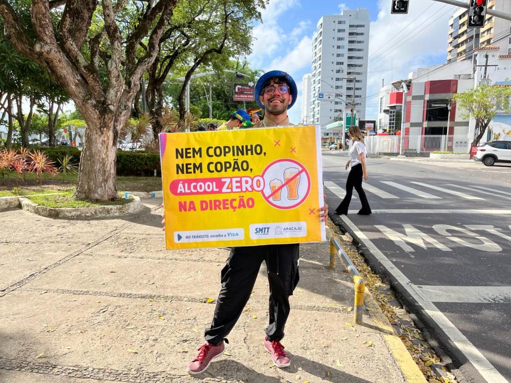 SMTT realiza blitz educativa com foco na prevenção de sinistros durante o Carnaval - SMTT Aracaju